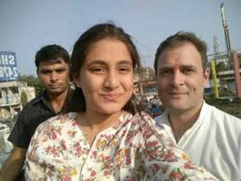 Rahul gandhi stop speech take selfie with girl