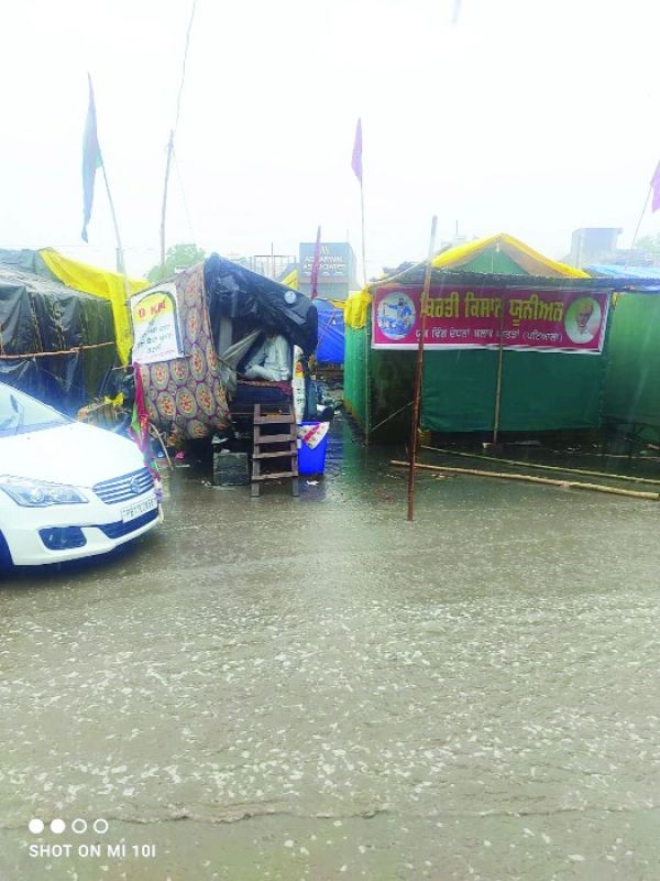 Damage to tents and trolleys of farmers sitting on Delhi border due to rains