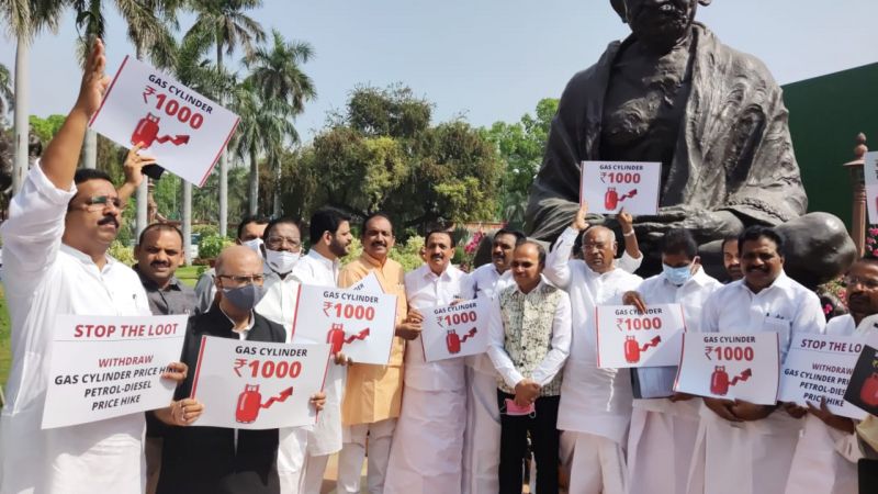 Congress MPs protest against rising oil prices in Parliament House complex