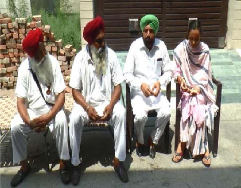 Parneet Kaur Protest in front of his husband's house