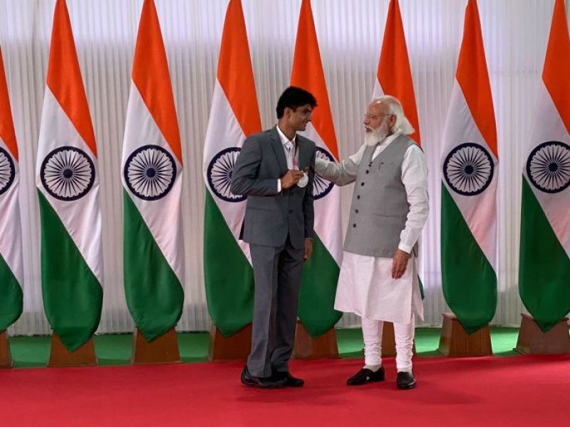 PM Modi met Indian contingent who participated in Tokyo Paralympics