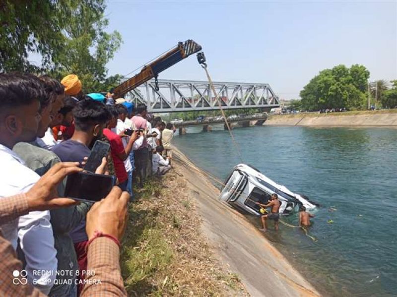 A car fell into the Bhakra canal A car fell into the Bhakra canal