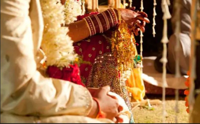 couple viral wedding card guest bring chair sandwich