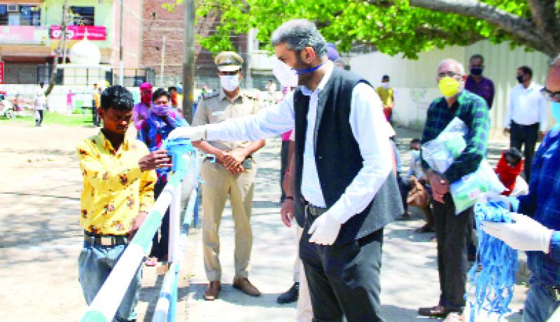 ਡਿਪਟੀ ਕਮਿਸ਼ਨਰ ਚੰਡੀਗੜ੍ਹ ਮਨਦੀਪ ਸਿੰਘ ਬਰਾੜ ਲੋੜਵੰਦਾਂ ਨੂੰ ਮਾਸਕ ਵੰਡਦੇ ਹੋਏ। 