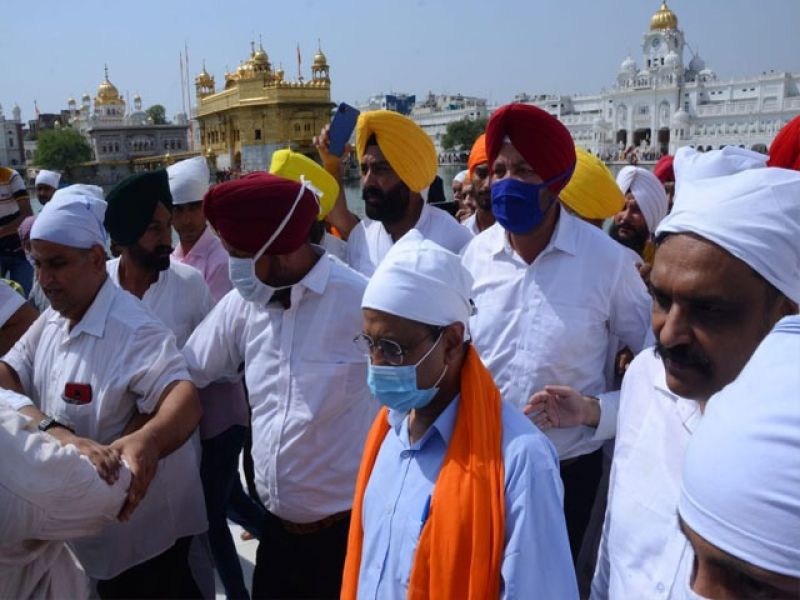 Arvind Kejriwal pays obeisance at Darbar Sahib