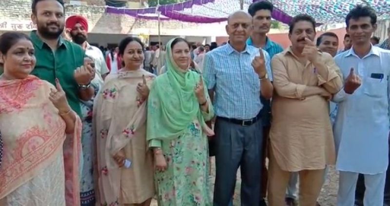 Aruna Chaudhary Cast her vote