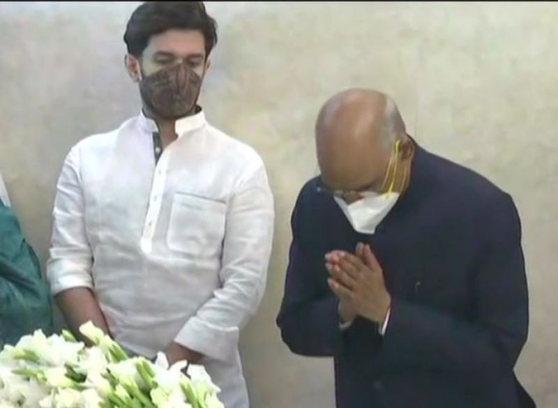 Ram Nath Kovind pays last respects to Ram Vilas Paswan