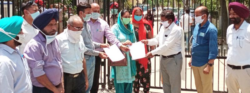 ਡੀਸੀ ਦਫ਼ਤਰ ਅੱਗੇ ਰੋਸ ਪ੍ਰਦਰਸ਼ਨ ਤੇ ਮੰਗ ਪੱਤਰ ਸੌਂਪਦੇ ਆਗੂ। ਸੰਜੂ