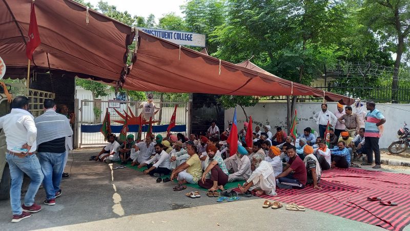 Massive protest by organizations outside Shaheed Udham Singh College