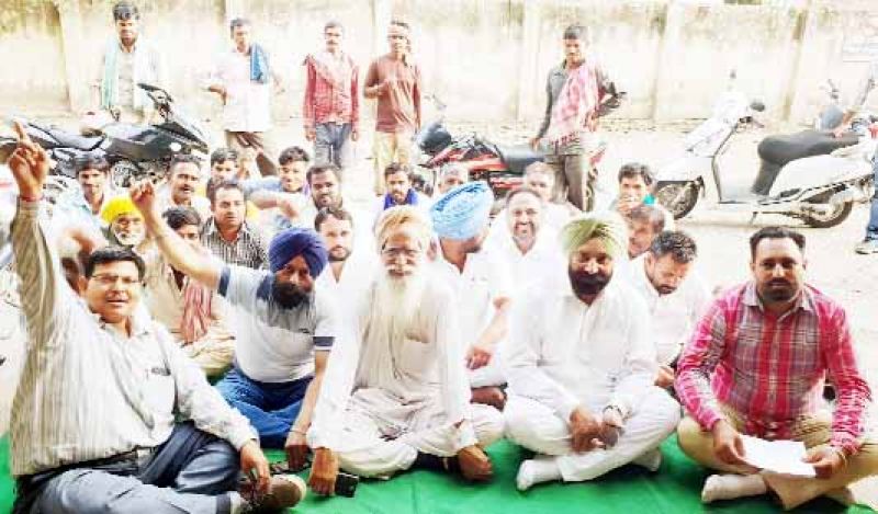 Aarties and laborers gave a protest to the Warehouse office