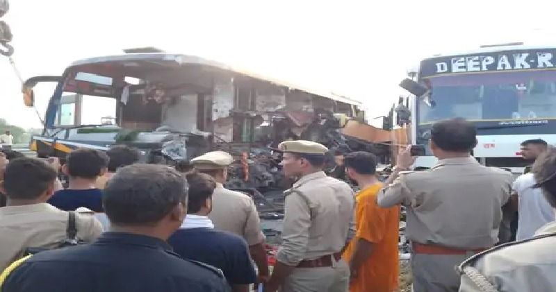  A terrible collision between two buses