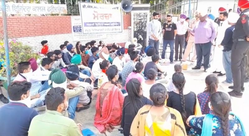 Students continue dharna to save BSC department of Government Barjindra College, Faridkot Students continue dharna to save BSC department of Government Barjindra College, Faridkot