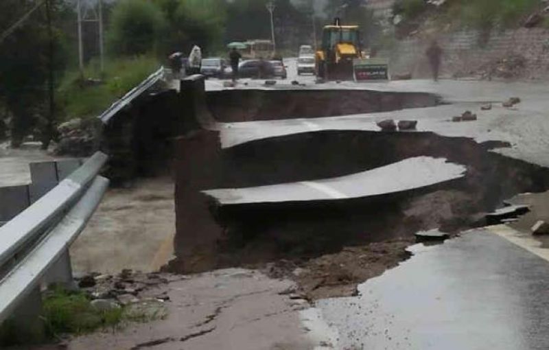Landslides, flash floods block NH-5, 323 roads in Himachal Pradesh