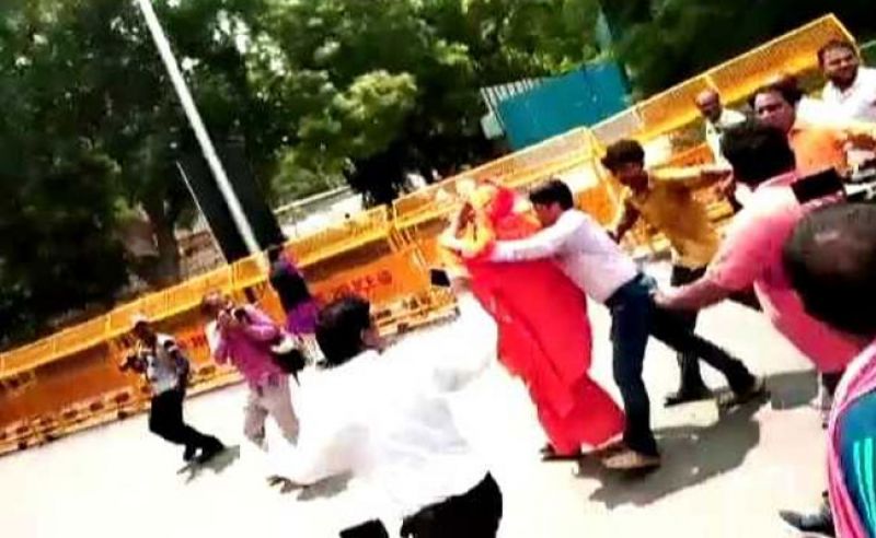 atal bihari vajpayee funeral manhandling with swami agnivesh in bjp head quarter atal bihari vajpayee funeral manhandling with swami agnivesh in bjp head quarter