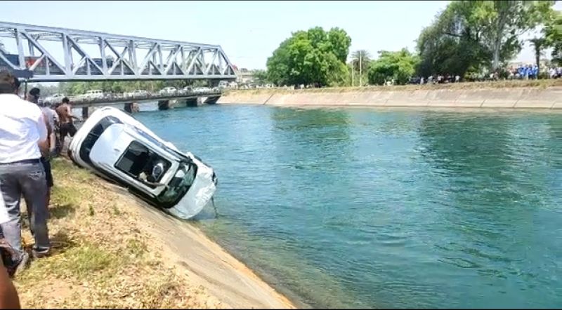 A car fell into the Bhakra canal A car fell into the Bhakra canal