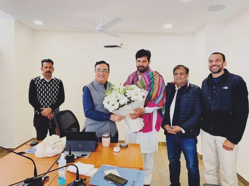 Raja Waring met Ajay Maken Raja Waring met Ajay Maken