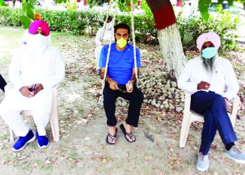  to ਅਪਣੀ ਰਿਹਾਇਸ਼ 'ਤੇ ਲੋਕਾਂ ਦੀ ਮਦਦ ਦੌਰਾਨ ਫੁਰਸਤ ਦੇ ਪਲਾਂ 'ਚ ਹੀਰਾ ਸੋਢੀ ਤੇ ਆਗੂ