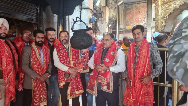 tarun chugh with party workers