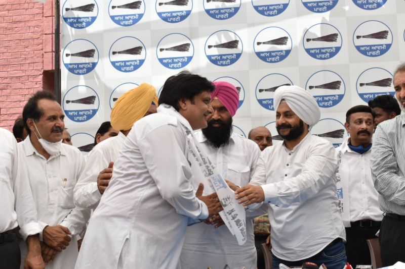 Hundreds of Congress leaders and volunteers join AAP