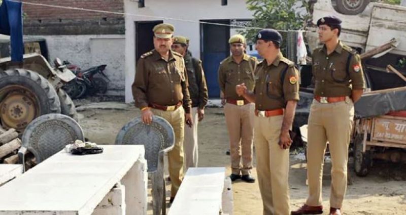 UP Mathura Police Arrested Two Lady Thieves From Dauji Temple