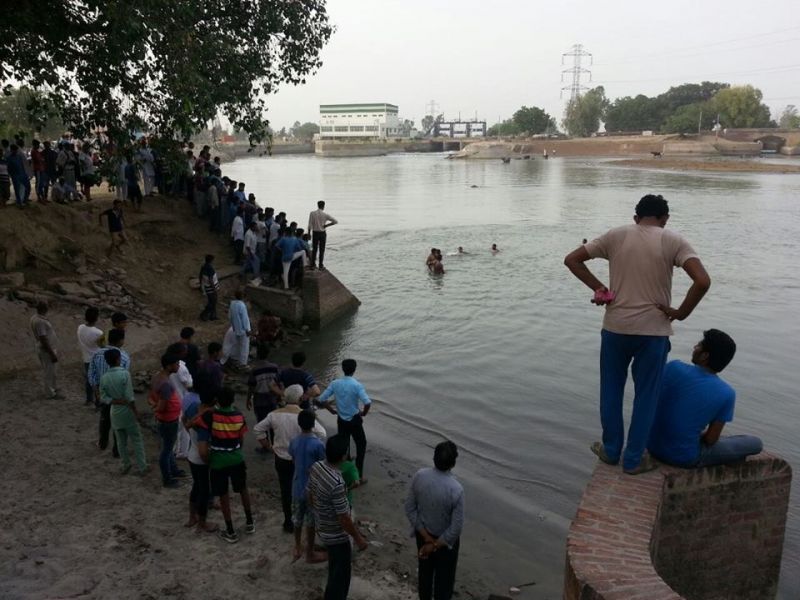 Youths attacked while bathing in a canal in Yamuna Nagar Youths attacked while bathing in a canal in Yamuna Nagar