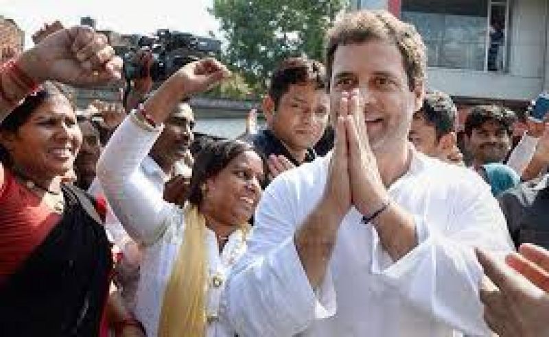 Rahul gandhi stop speech take selfie with girl