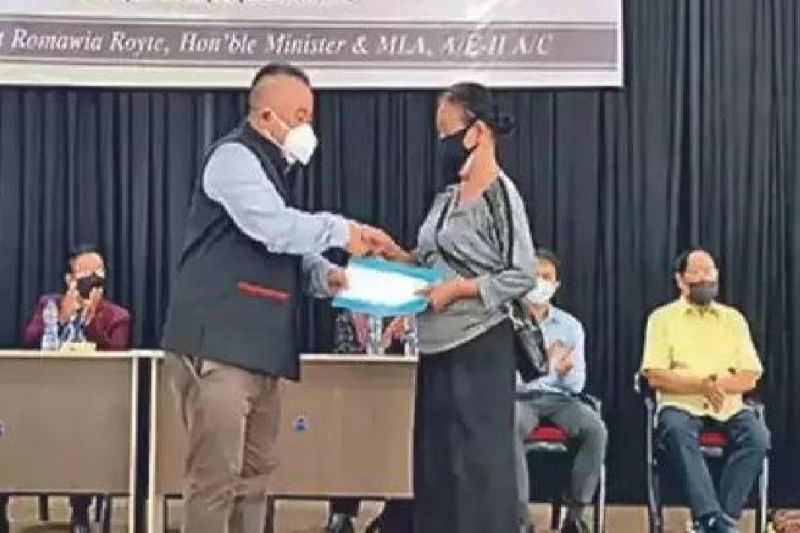 ਦੂਜਾ ਇਨਾਮ ਲਿਆਨਥਾਂਗੀ ਨੂੰ ਮਿਲਿਆ, ਜਿਸ ਦੇ 13 ਬੱਚੇ ਹਨ। ਦੂਜਾ ਇਨਾਮ ਲਿਆਨਥਾਂਗੀ ਨੂੰ ਮਿਲਿਆ, ਜਿਸ ਦੇ 13 ਬੱਚੇ ਹਨ।