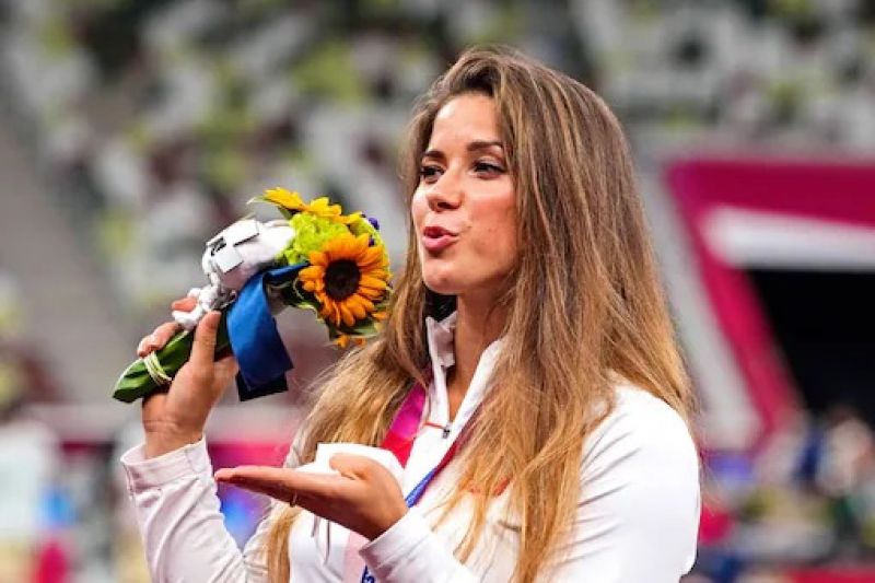 Maria Andrejczyk auctions off Olympic silver medal for a special cause