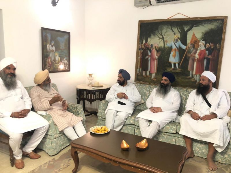 Sukhjinder Singh Randhawa calls on Baba Sarbjot Singh Bedi