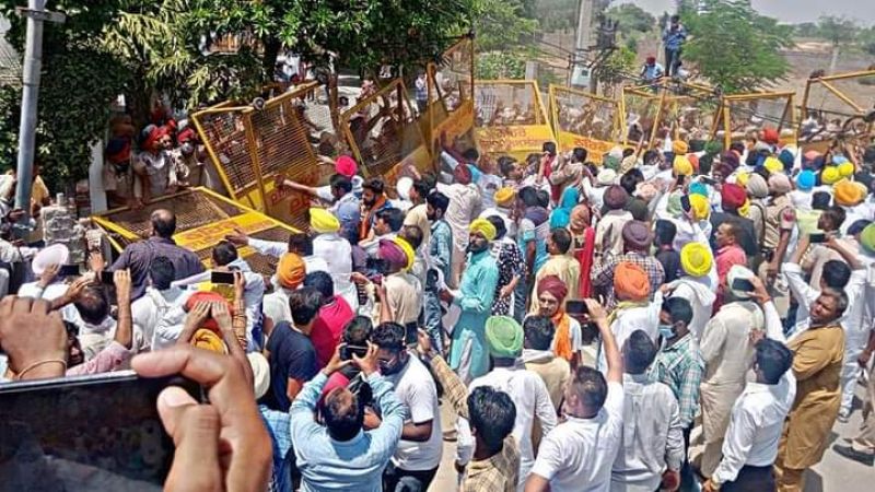 AAP gheraoes Vijay Inder Singla's residence 