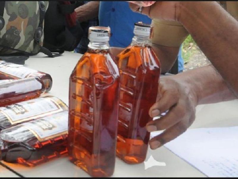 Liquor Bottles distributes in BJP rally in Hardoi