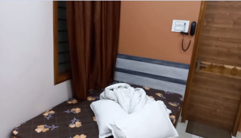 Movie-style thief commits robbery, steals LCDs from 8 hotel rooms