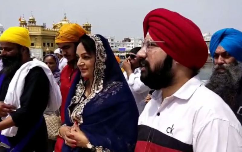 Actress Upasna singh at darbar sahib