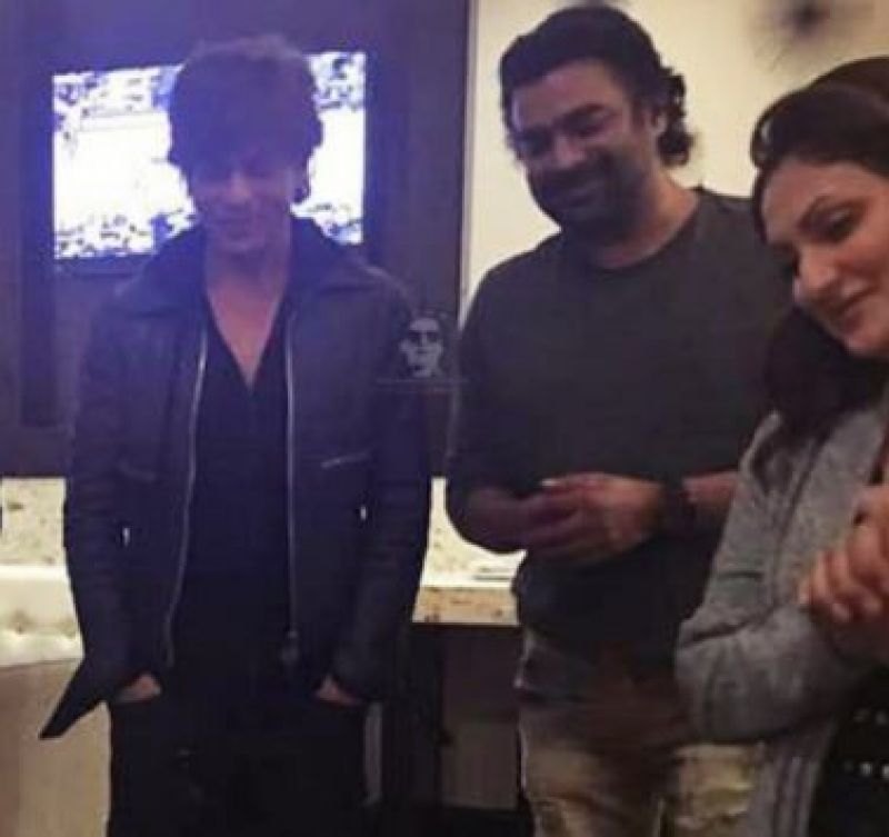 Shahrukh and Madhavan on movie set