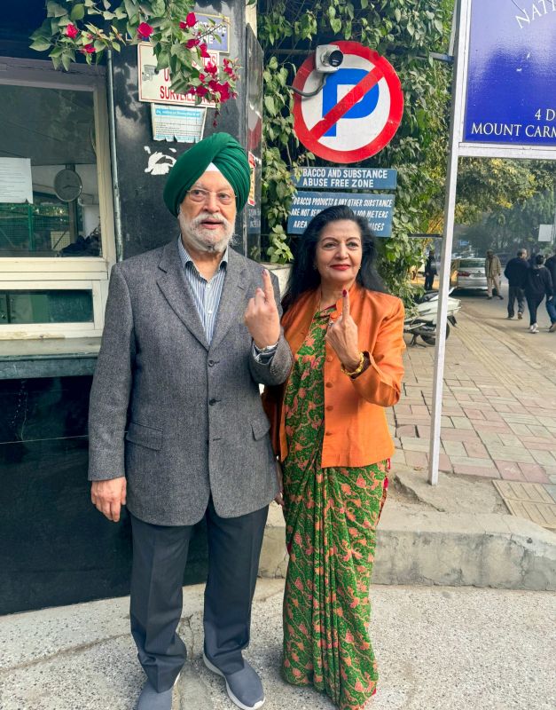  Hardeep Puri casts vote