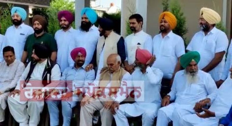  Navjot Sidhu holds closed door meeting with supporting MLAs