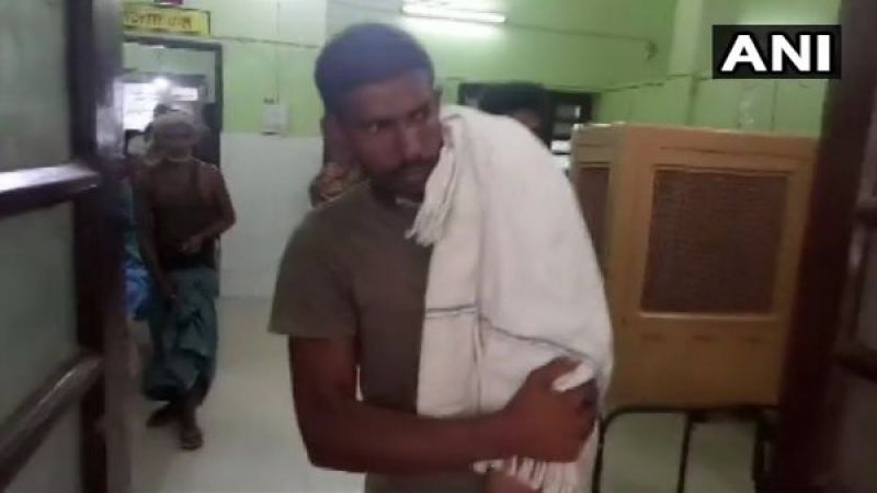 Bihar : Man carries baby's body on shoulders as hospital denies ambulance Bihar : Man carries baby's body on shoulders as hospital denies ambulance