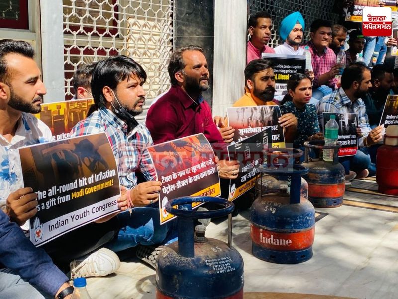 Chandigarh Youth Congress protest against Rising prices of Cylinders