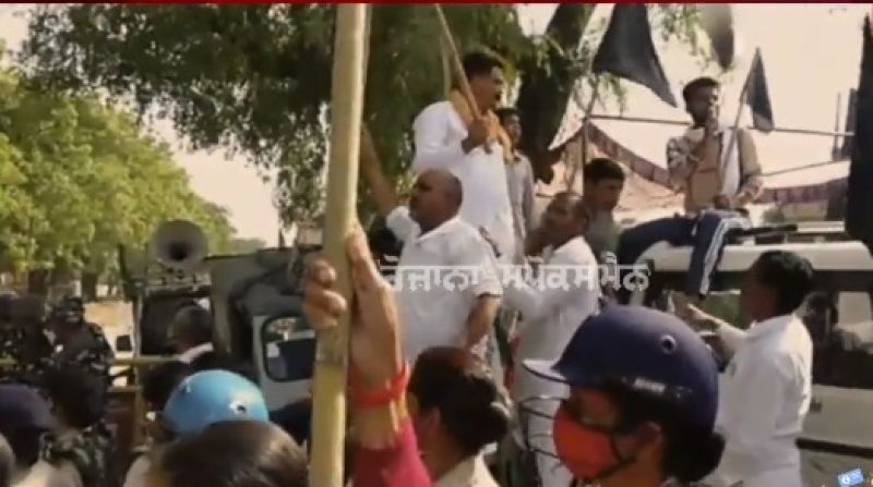 Farmers Show black flags to haryana deputy cm