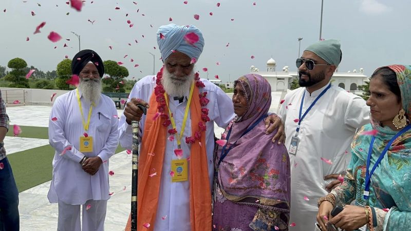 Brother & Sister separated during partition reunite at Kartarpur sahib