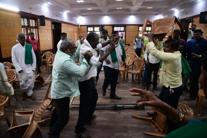 Ink thrown at farmer leader Rakesh Tikait in Bengaluru