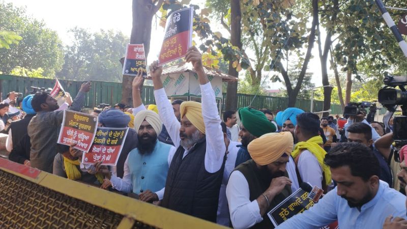 AAP Gheraoed CM residence on the issue of Unemployment in the state