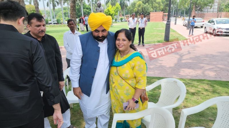 CM Bhagwant Mann joins AAP MP Sanjay Singh's Protest CM Bhagwant Mann joins AAP MP Sanjay Singh's Protest