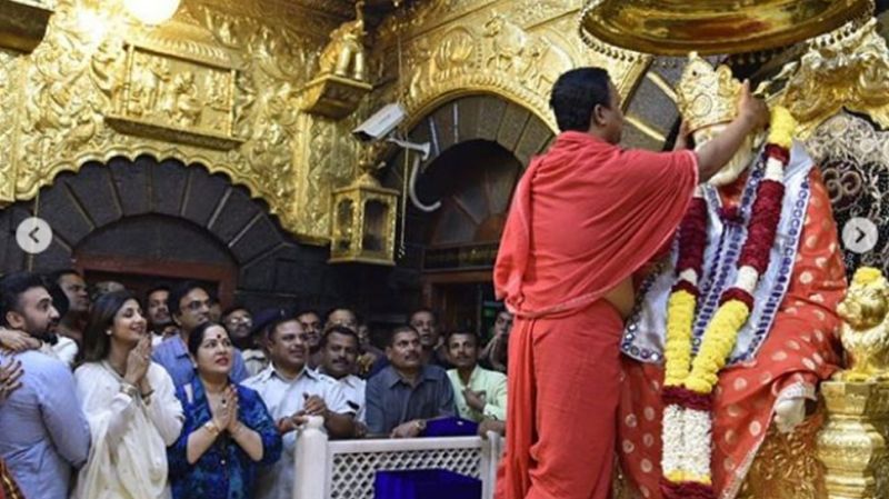 Shilpa donates gold crown