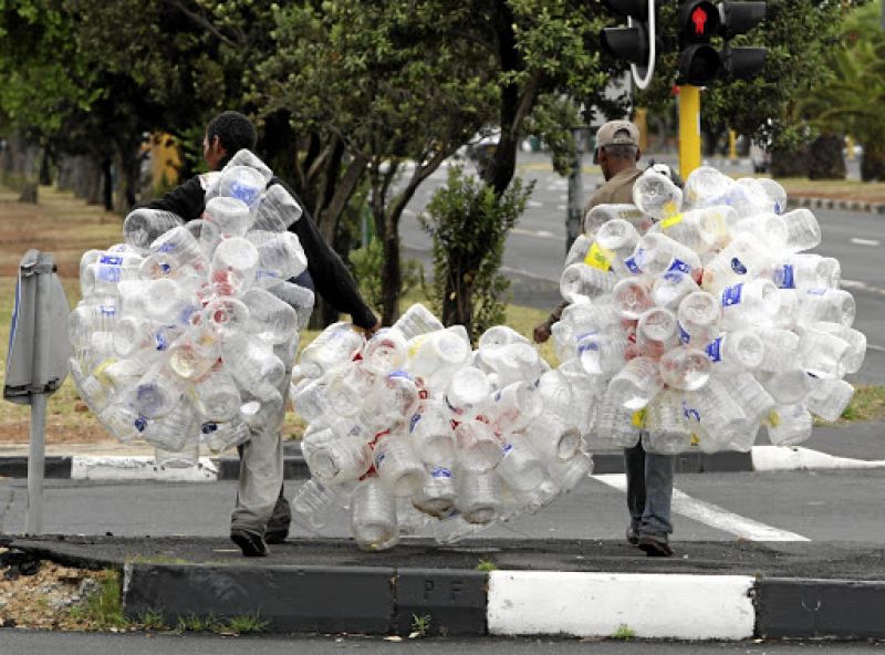 ਸਕੂਲ 'ਚ ਫ਼ੀਸ ਵਜੋਂ ਪਲਾਸਟਿਕ ਕਚਰਾ ਦੇ ਕੇ ਪੜ੍ਹਦੇ ਨੇ ਇਹ ਬੱਚੇ