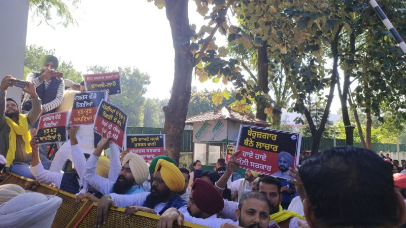 AAP Gheraoed CM residence on the issue of Unemployment in the state