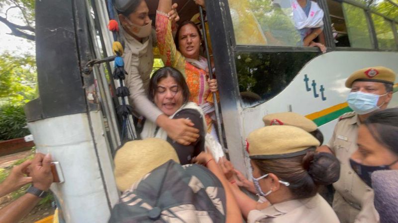 Mahila Congress protests outside PM residence over rising prices