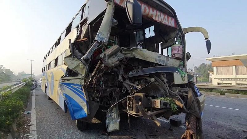 Tourist bus crashes in Trala