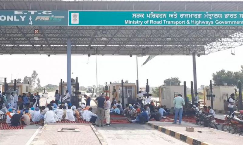 Toll Plaza NH-54 closed by farmers' against agriculture law