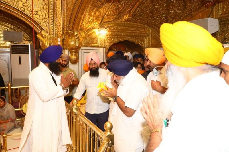 Sukhbir Badal pays obeisance at Darbar Sahib with his family